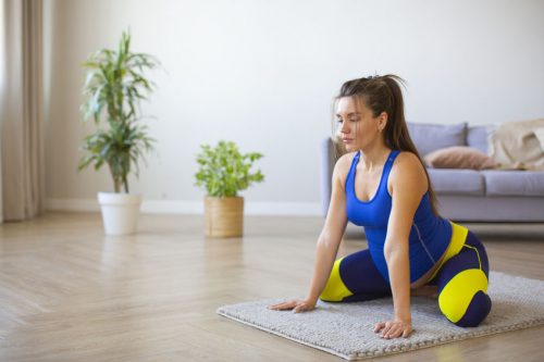 Pregnant woman doing relaxation exercises at home. respirare durante il parto