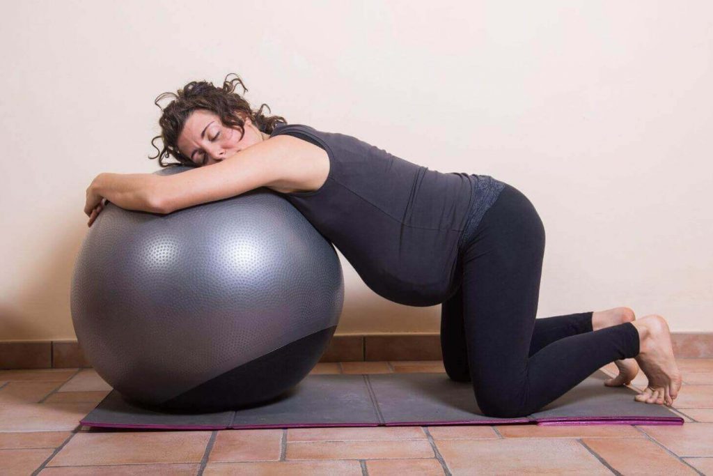 Esercizio con fitball donna in gravidanza