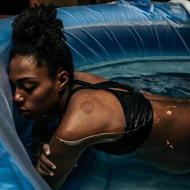Donna in acqua con contrazioni