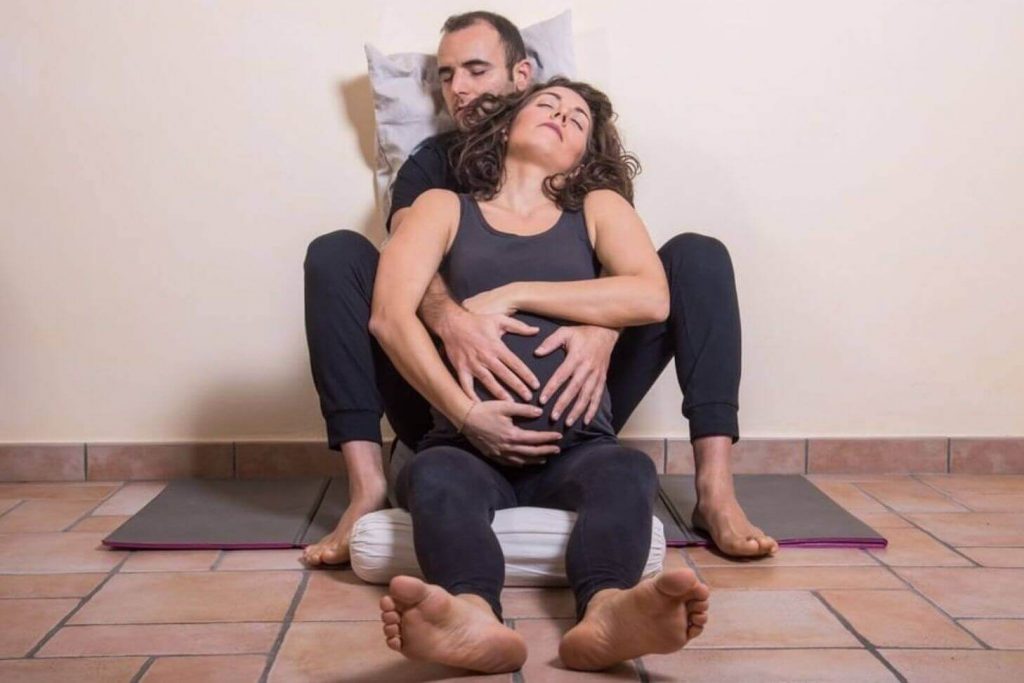 Donna incinta con partner durante le visualizzazioni: tecnica di rilassamento