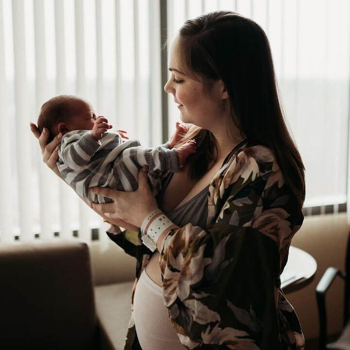 Donna a casa con il neonato dopo il parto