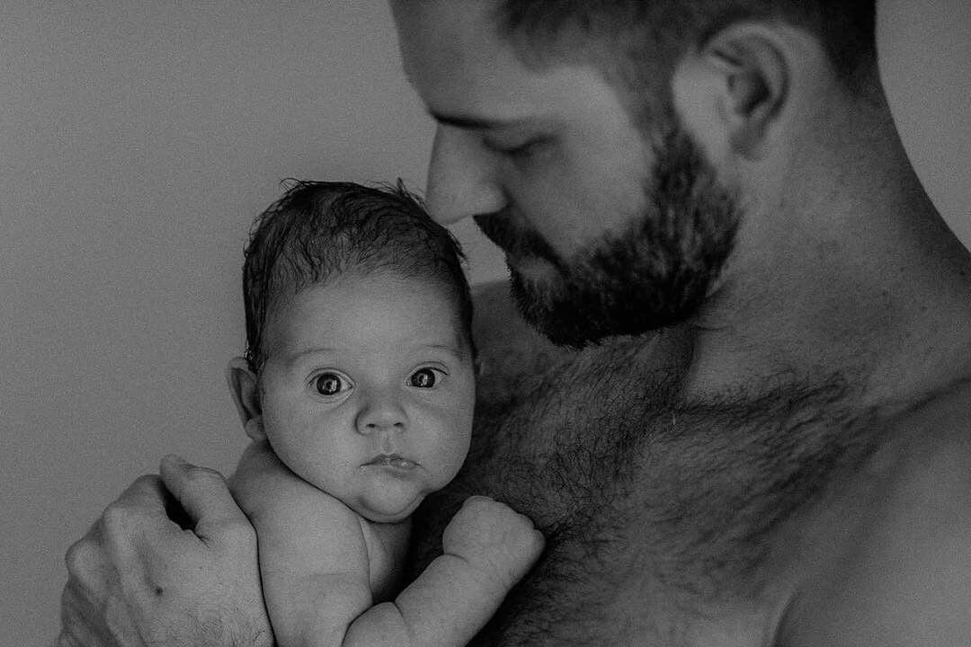 Papà con in braccio neonato