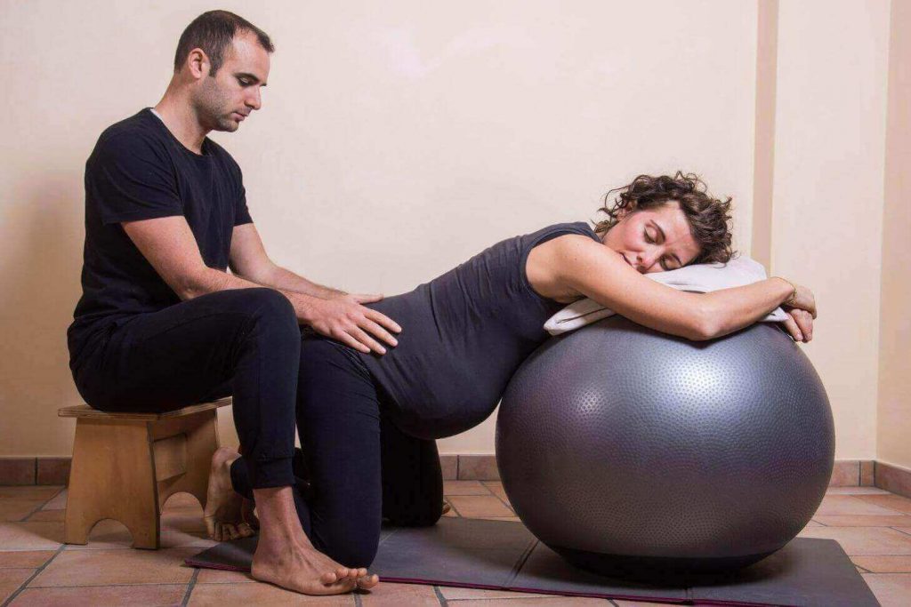 Come rilassarsi per partorire: massaggio del partner