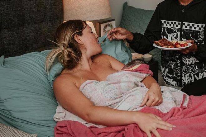 Donna che mangia dopo il parto