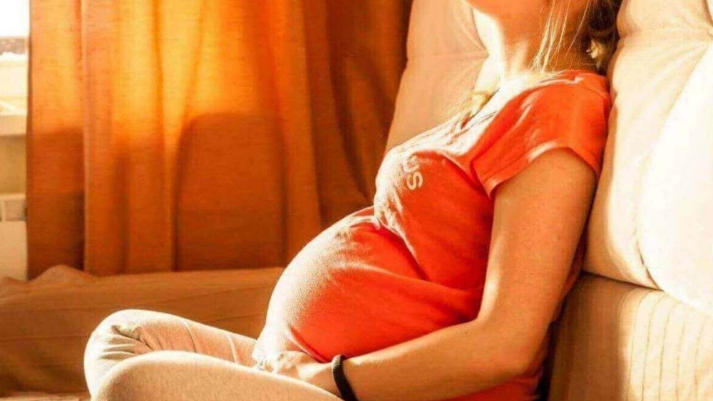 Donna incinta che si rilassa sul divano