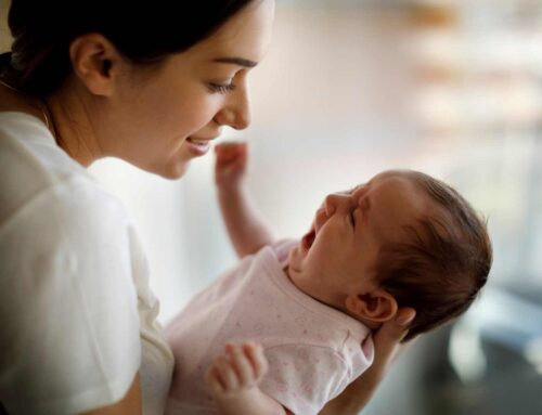 Come far smettere di piangere il bambino? I 5 consigli di Harvey Karp