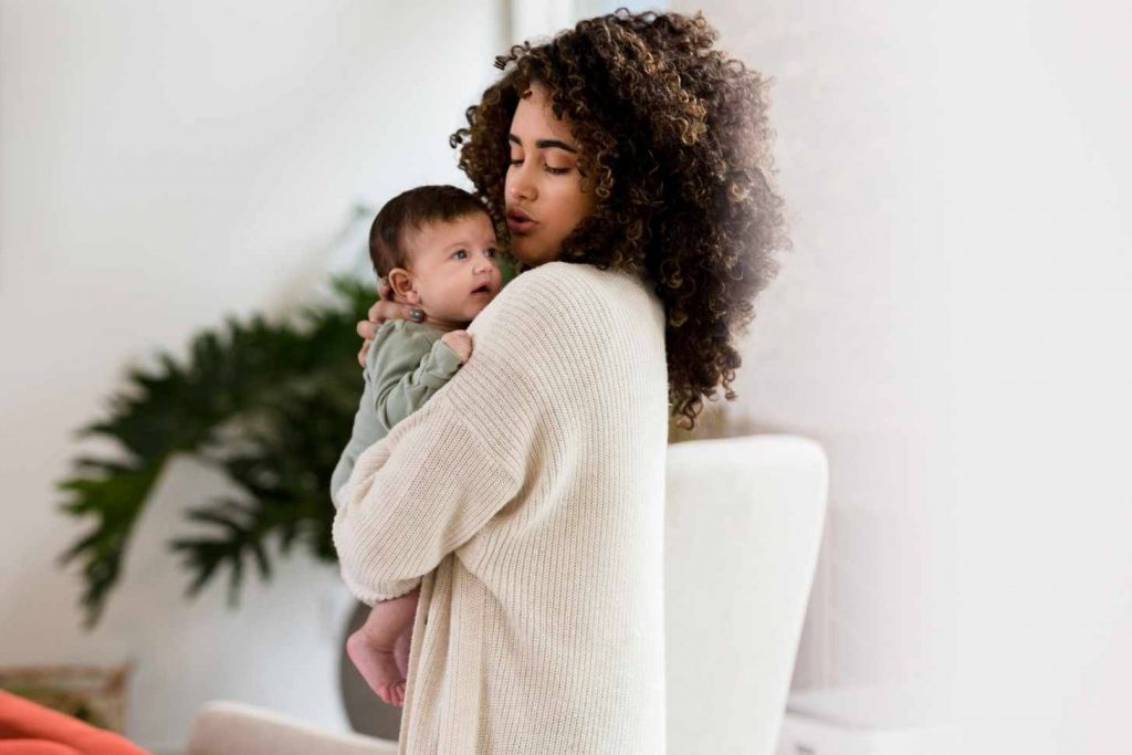mamma che sussurra al bambino
