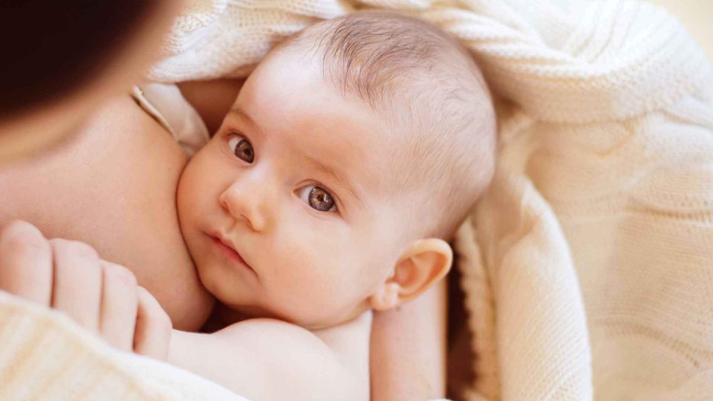 Bambino che sfrutta i benefici dell'allattamento al seno